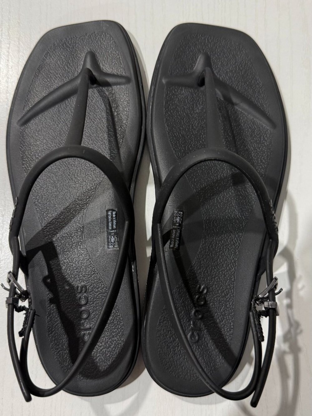 CROCS Sandals Women's Miami Thong Flip Comfort Black Women’s Size 6 wide